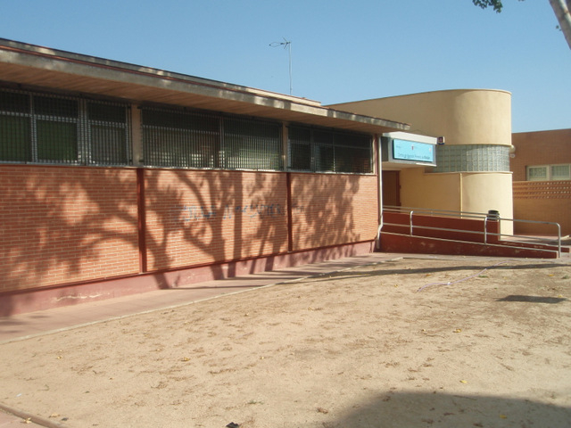 Medical centre and pharmacies in Roldán