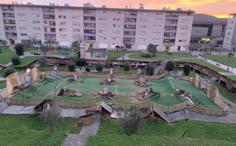 <span style='color:#780948'>ARCHIVED</span> - Disaster averted in Santander as children’s playground collapses into underground car park