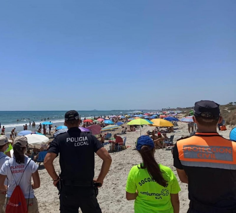 <span style='color:#780948'>ARCHIVED</span> - Police forced to close beach as social distancing was impossible