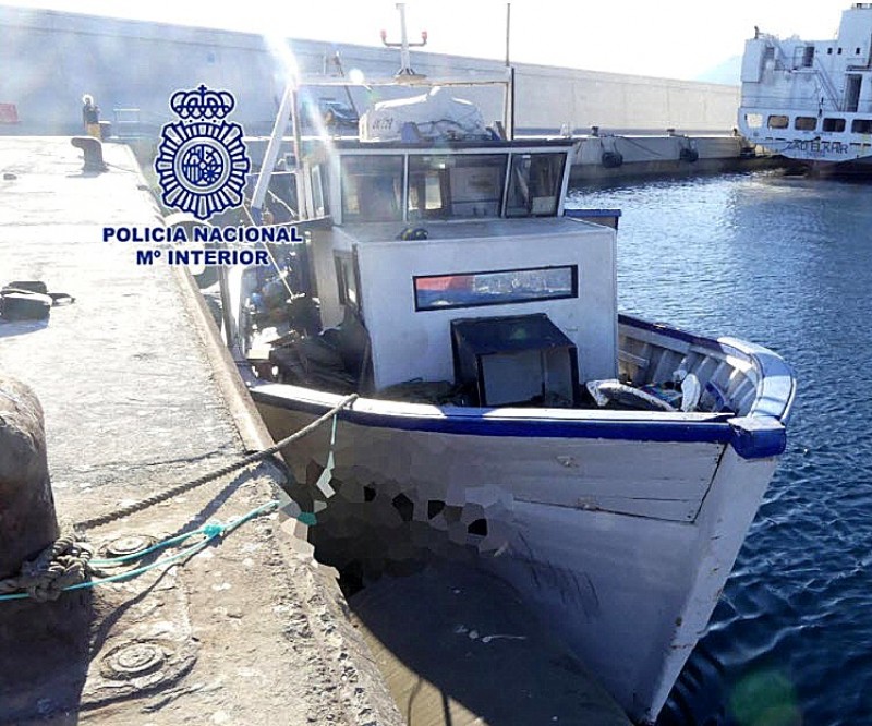 <span style='color:#780948'>ARCHIVED</span> - Two crew of fishing boat which brought 79 Algerians to Murcia last week arrested