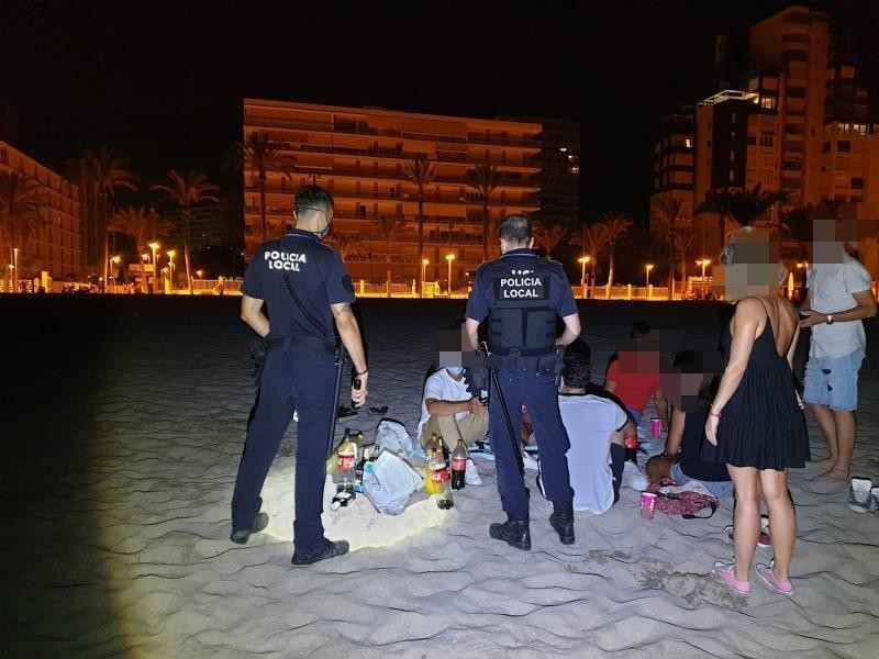 <span style='color:#780948'>ARCHIVED</span> - Botellon street drinking sessions rage on across Alicante province