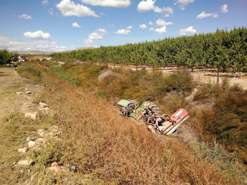 <span style='color:#780948'>ARCHIVED</span> - Driver seriously injured as tractor rolls down embankment in Cieza