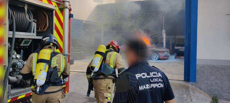 <span style='color:#780948'>ARCHIVED</span> - Residents help extinguish car fire at a workshop in Mazarron