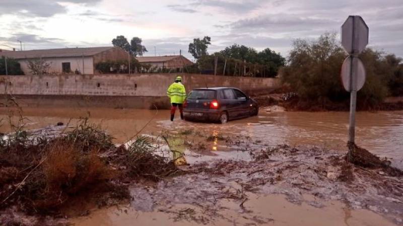 <span style='color:#780948'>ARCHIVED</span> - Daring rescue in Lorca as flooding traps family of four in their car