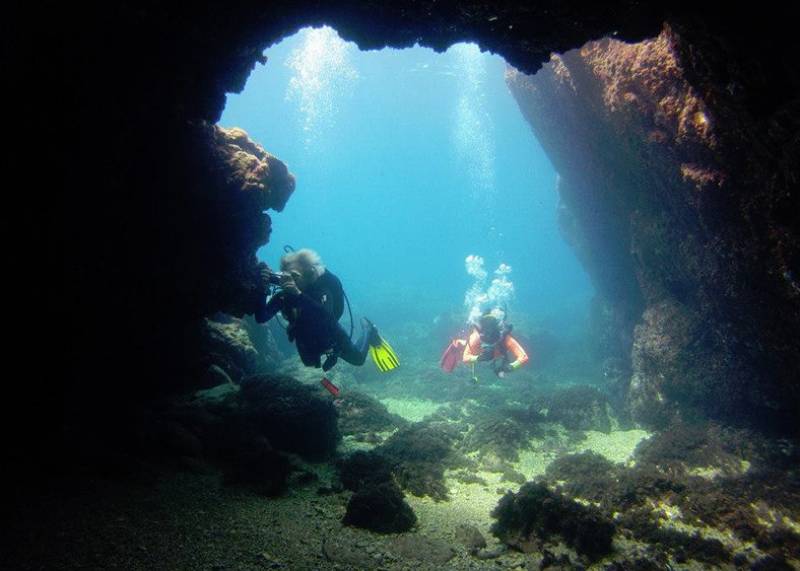 4 impressive underwater caves to delight divers in the Region of Murcia