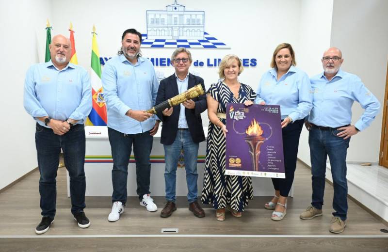 The torch of the Carthagineses y Romanos fiestas in Cartagena sets out this year from Linares