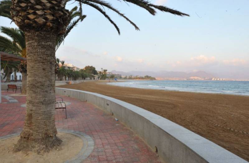 Man aged 71 dies after collapsing on a beach in Puerto de Mazarrón