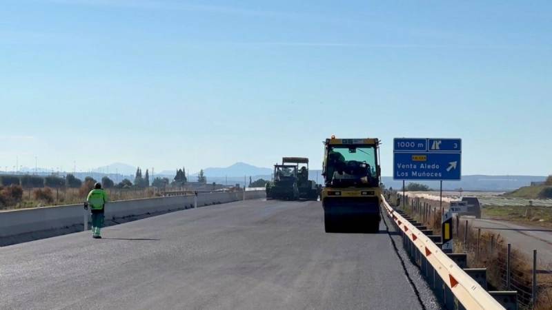 Alhama de Murcia is repaving the RM-23 road past Condado