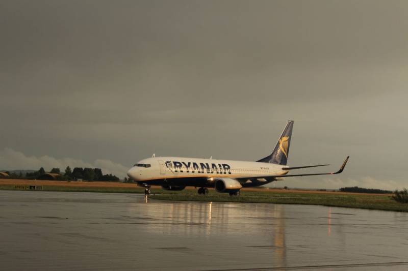 Smoke spews from Ryanair plane after landing at Murcia Corvera Airport