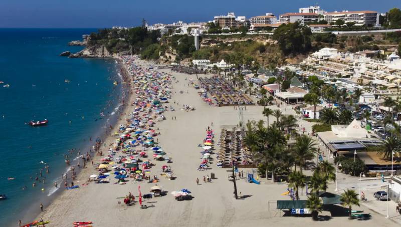 Quick thinking strangers and lifeguards save British tourist after heart attack on Nerja beach